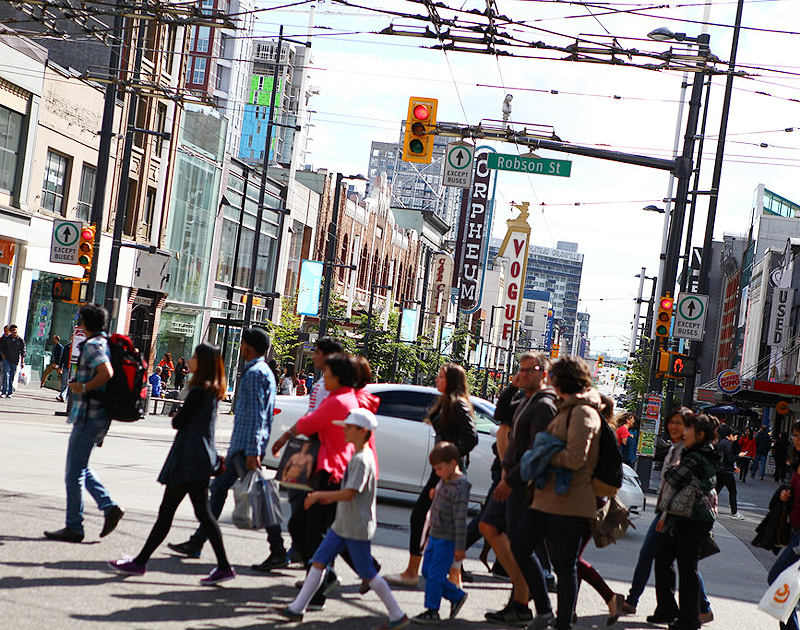 Granville Street 右折車に注意